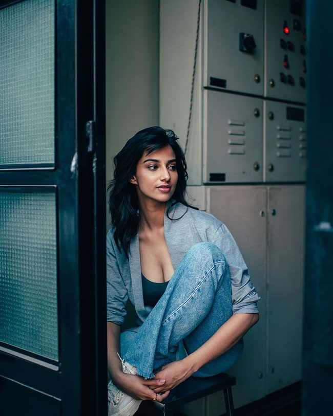 Staggering Poses of Meenakshii Chaudhary In Black Outfit